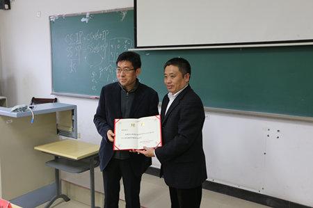 院长石刚为张恒颁发聘书_副本.jpg 院长石刚为张恒颁发聘书_副本.jpg